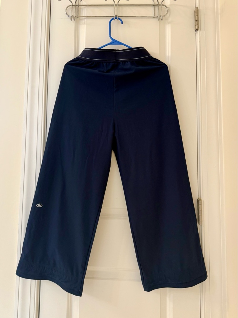 ALO Yoga women‘s Navy pant with Contrast Waistband - Picture 4 of 4